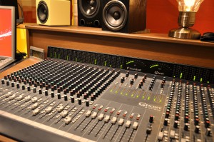 iBeat Recording Studio - Modified Soundcraft Ghost mengtafel